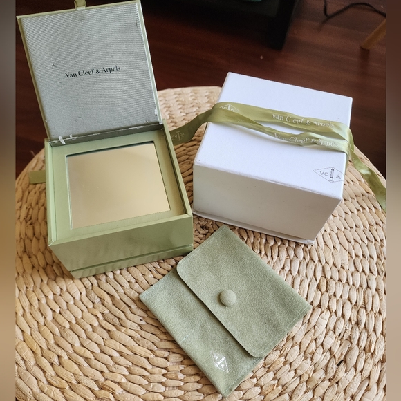 Van cleef & Arpels genuine Ring case Green suede w/ Jewelry box